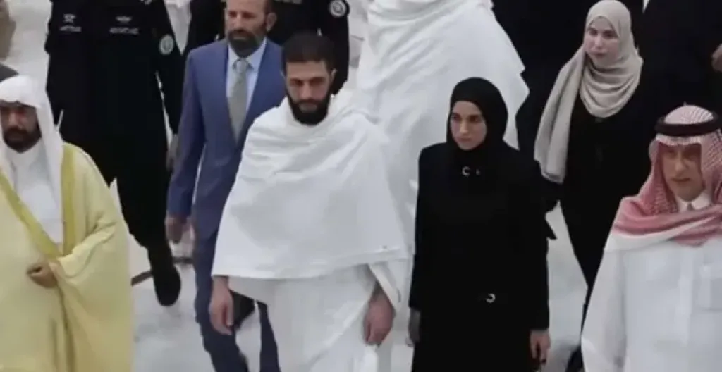 لطيفة الشرع تلفت الأنظار في أول ظهور لها بالفيديو تمشي مع زوجها أحمد الشرع في السعودية ”شاهد”